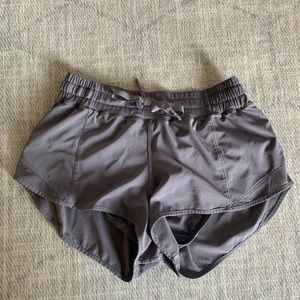 LULULEMON HOTTY HOT 2.5” SIZE 6 MAUVE PURPLE